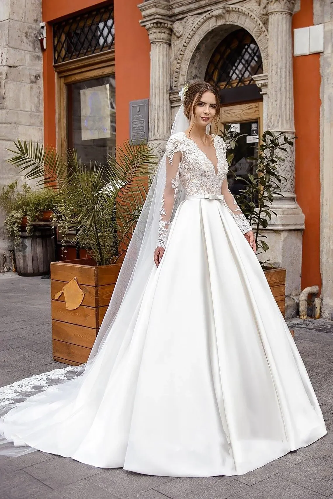 Elegant bridal gown Sweetheart Deep V-neck lace applique long sleeve sexy backless wedding dress floor-length vestibule Novia