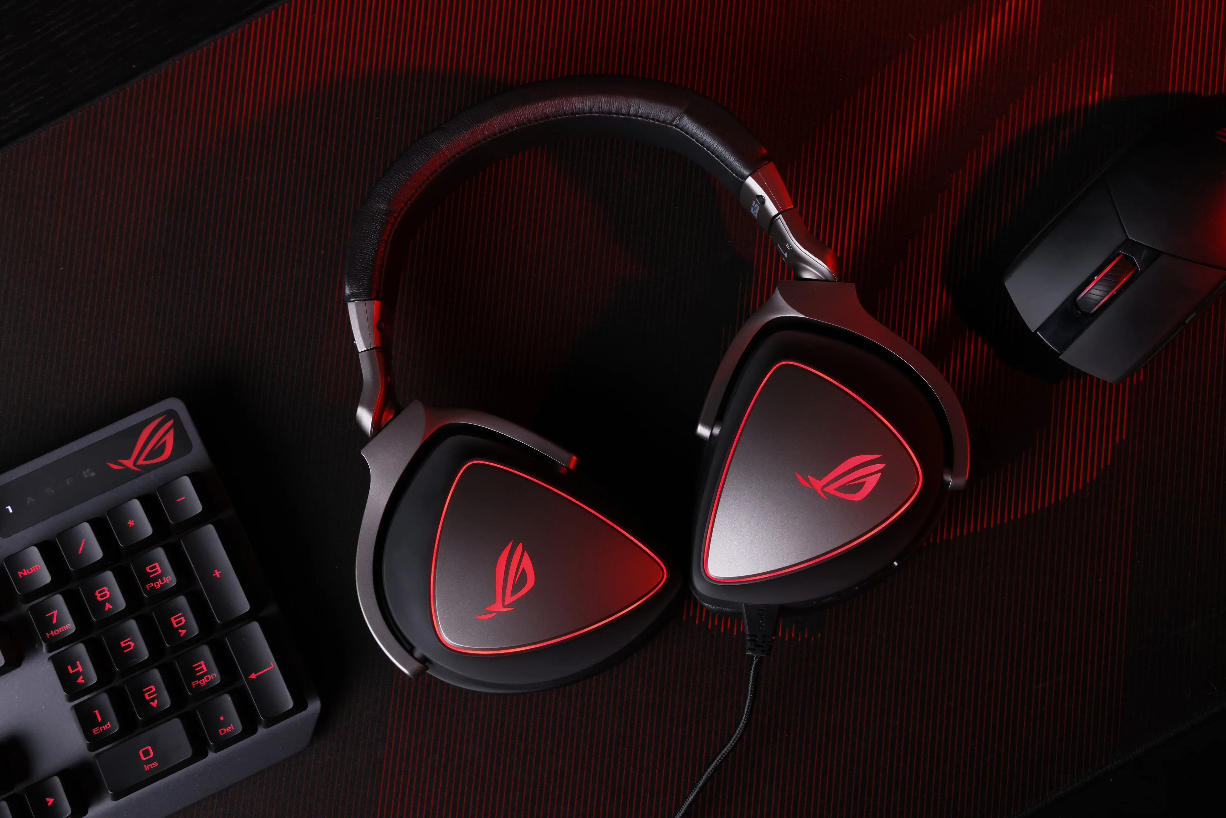 Игровая гарнитура ROG Delta Origin с красными светодиодными кольцами