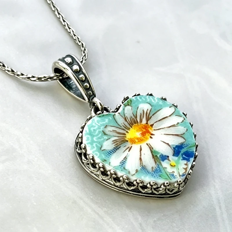 Artistic Style Vintage Daisy Print Heart-shaped Pendant Necklace for Women Elegant Exquisite Banquet Anniversary Jewelry Wearing