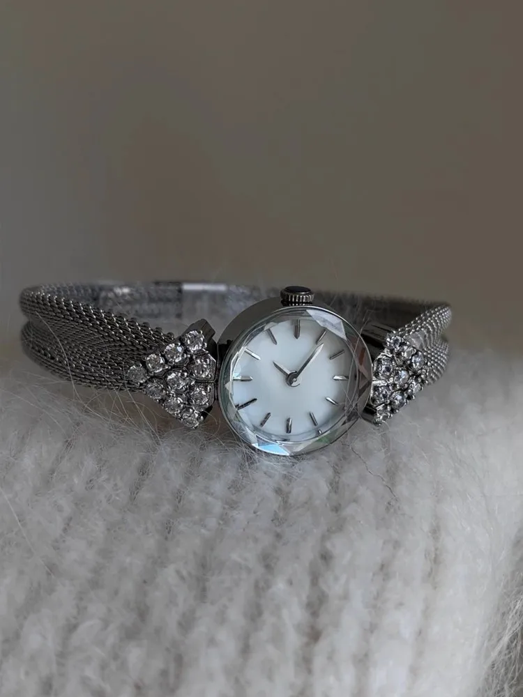 Fashion Design Women Quartz Watch Silvery Round Elegant Office Ladies Diamonds Wrist Watches