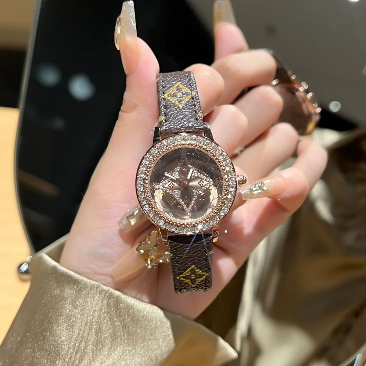 

Classic Fashion Four Leaf Clover Fashion Quartz Wristwatches Sparkling Diamond Women's Watches Leather Strap Relojes Para Damas