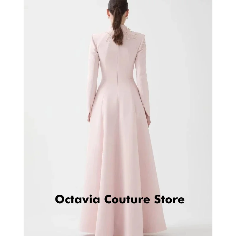 فستان سهرة رسمي بأكمام طويلة ورقبة على شكل حرف V ومزين بالخرز وردي فاتح على شكل حرف A بطول الأرض #2