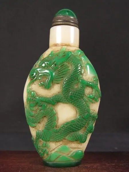 Fine Chinese Two Dragon Carved Peking Overlay Glass Snuff Bottle