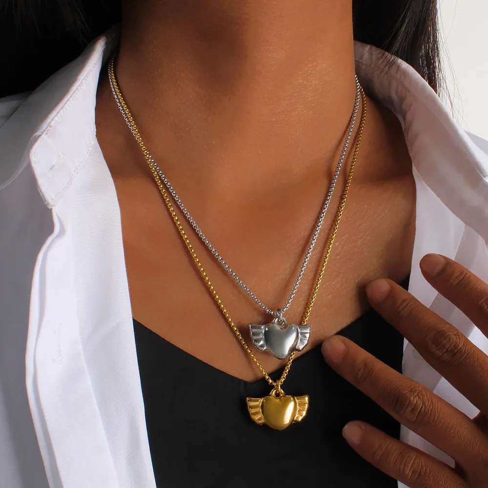 DIY accessories Cantonese decoration French retro love angel pendant necklace plated with 18K gold heart-shaped stainless steel
