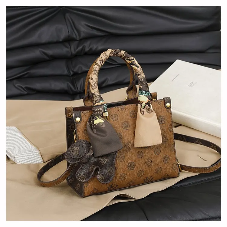 

Стильные дизайнерские уникальные сумки для подгузников для женщин: простые, но стильные сумки через плечо, вместительные кожаные сумки-тоут, модные и трендовые.