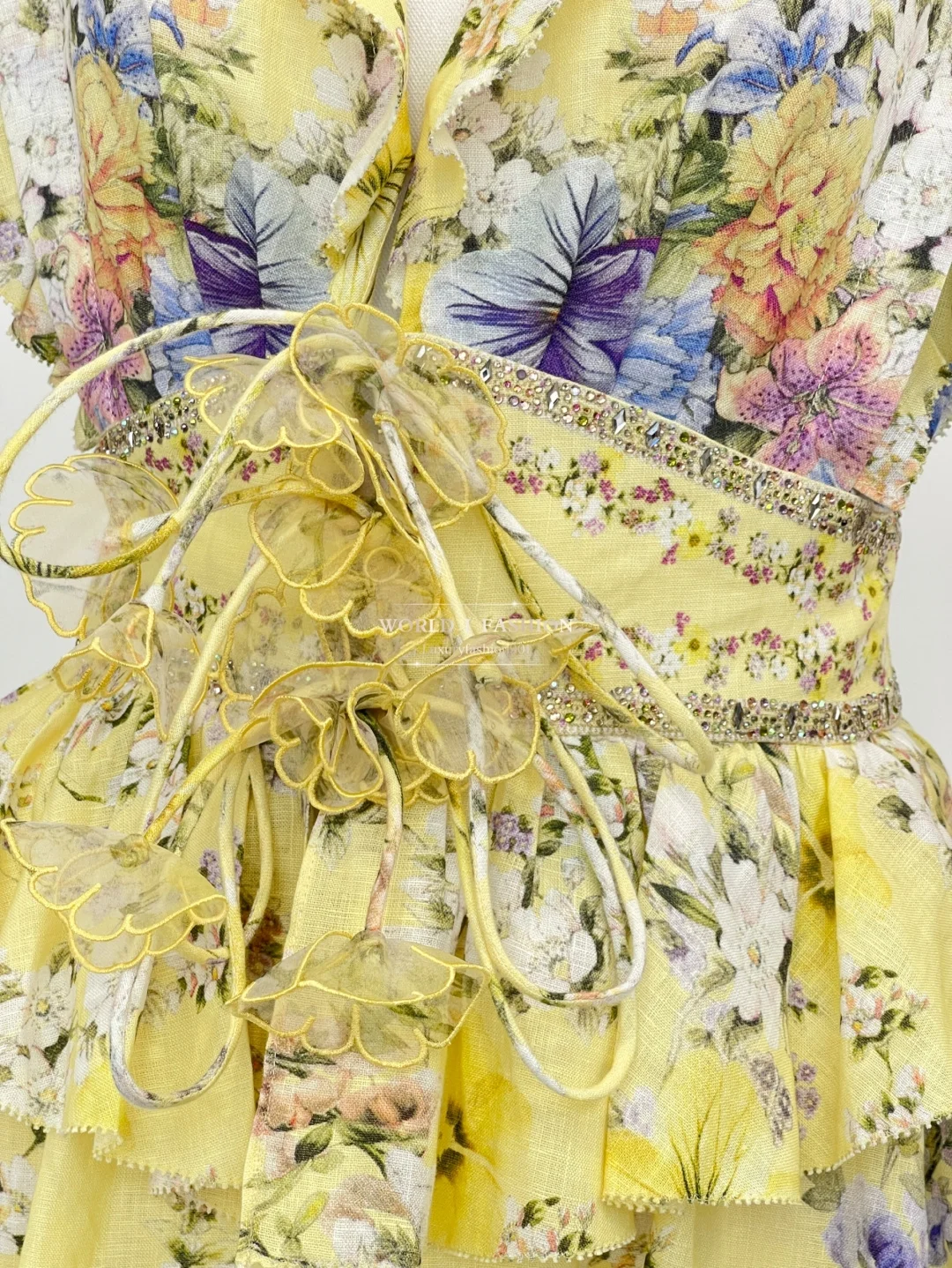 Gelbes Minikleid mit Blumendruck, ärmellos, Rüschen, Wasp-Taille, 2022, neues Design