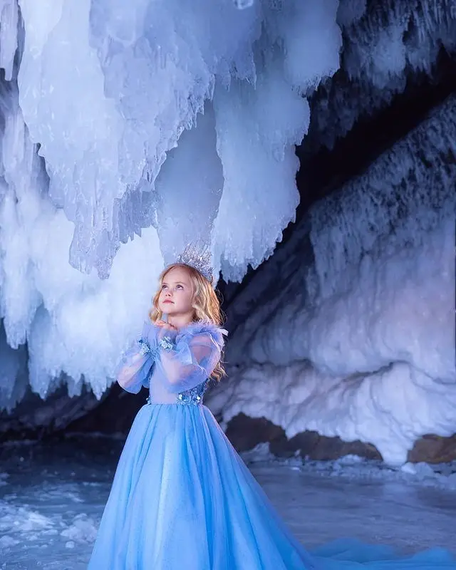 Principessa 2022 Abiti da ragazza di fiore con piume Abito da bambina blu royal per servizio fotografico Abito da cerimonia per compleanno per bambini