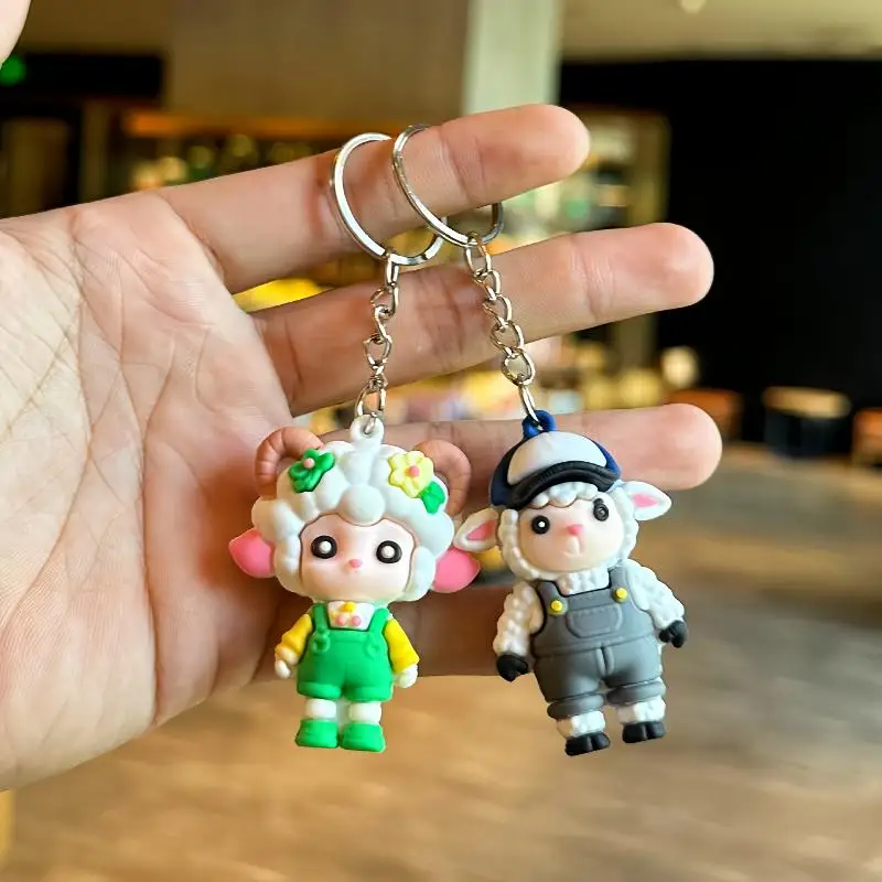 Niedliche Cartoon-Schaf-PVC-Schlüsselanhänger mit hübschen Outfits, robustem Metallring für schöne Taschendekoration, Geschenk für Kinder und Freunde. – Detail 2