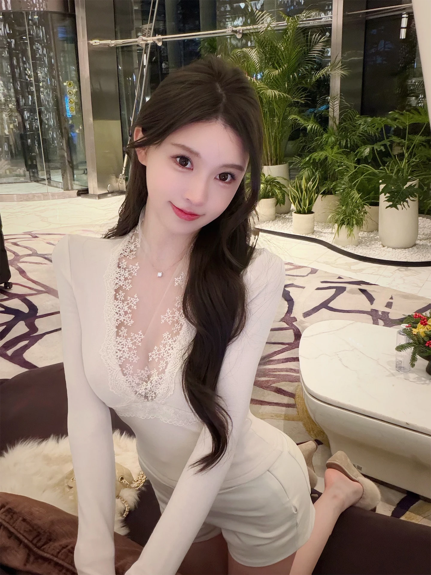 

Женская футболка с длинным рукавом и кружевной отделкой, облегающая, с V-образным вырезом, в горошек, повседневный топ для женщин