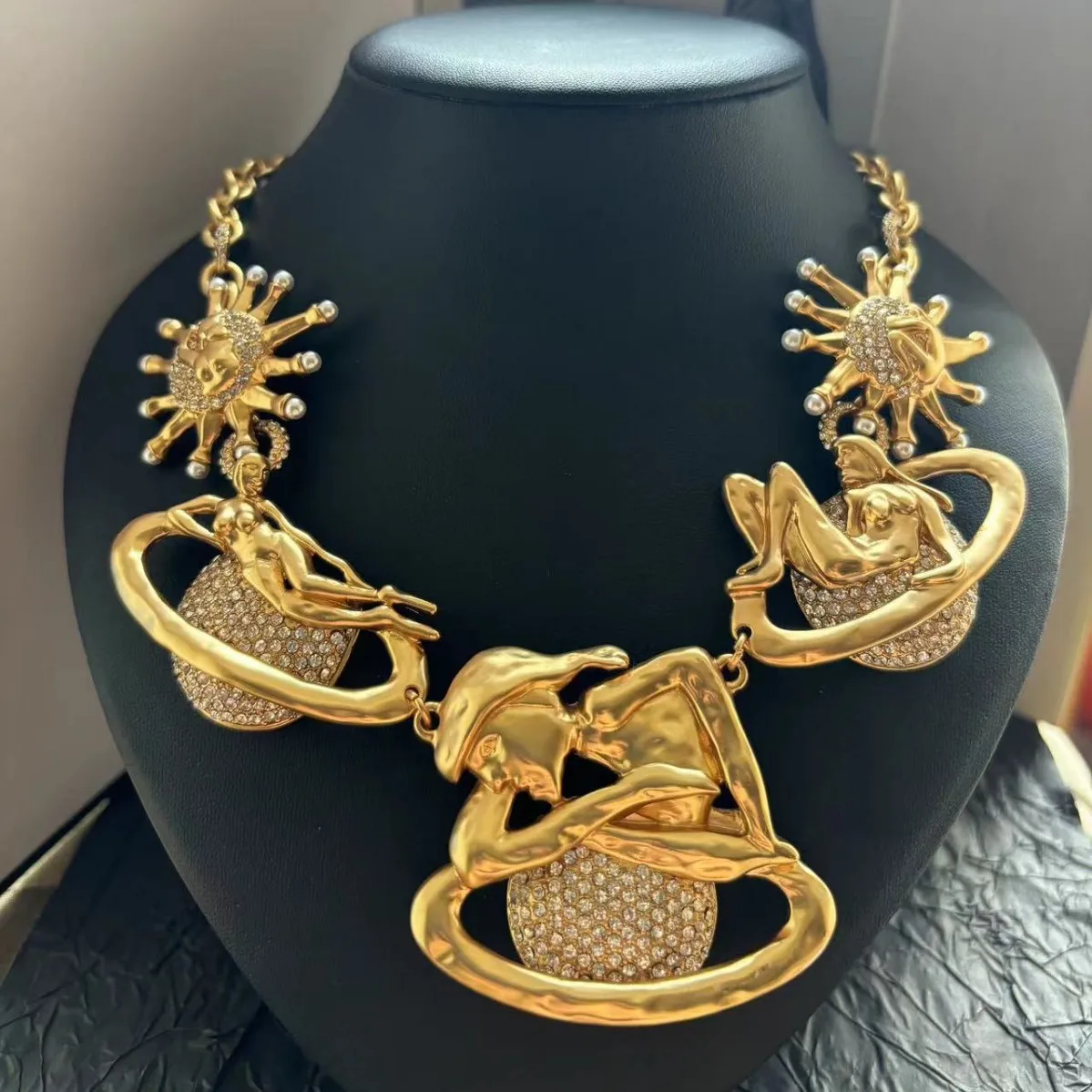 

2025 европейское и американское винтажное планетарное ожерелье, модные серьги, легкий роскошный и преувеличенный комплект украшений для женщин