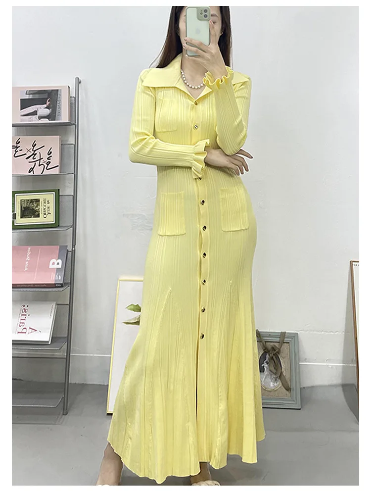 

Новое женское вязаное платье 2026 года: приталенное, омолаживающее, кремово-желтое, с воротником, длинными рукавами, во французском стиле, легкая роскошь и нишевый шарм