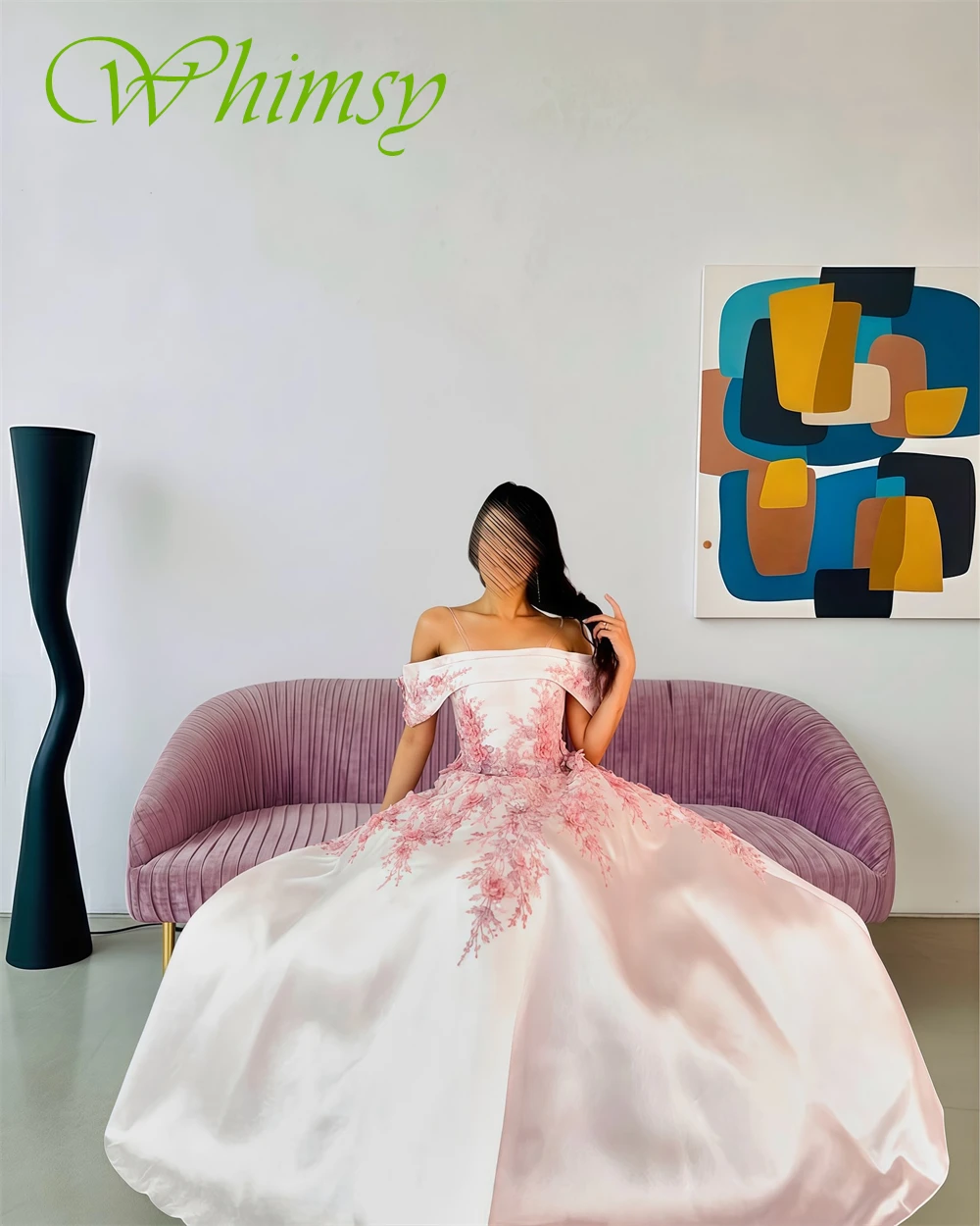 ชุดราตรีคอเรือหรูหราสั่งตัดพิเศษ ประดับด้วยงานปักประณีต ผ้าซาติน ชุดราตรีงานพรอมทันสมัย ชายกระโปรงยาวแบบชาเปล ชุดสำหรับโอกาสพิเศษ