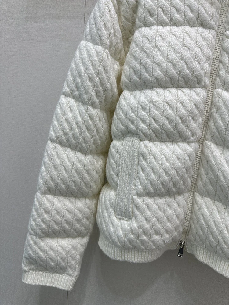 SVORYXIU 2025 شتاء جديد نمط غير رسمي نمط المرأة موضة الأبيض خمر الحياكة الدافئة نمط قصير أسفل سترة