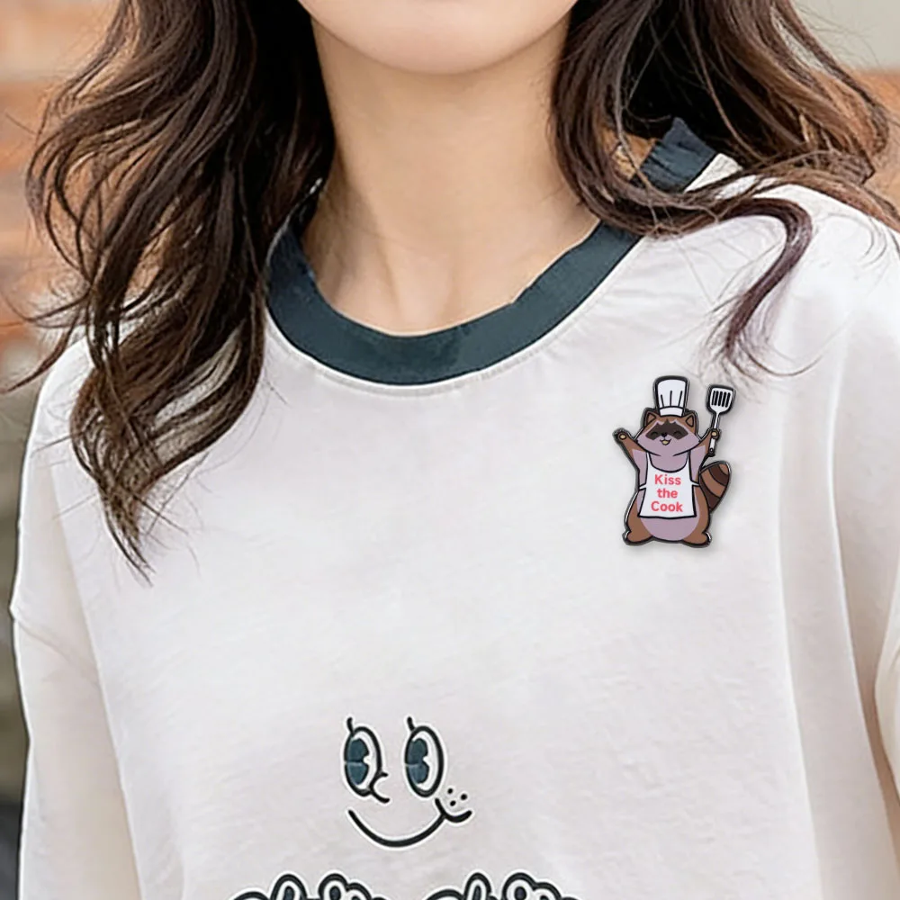 Lustige Waschbär-Emaille-Pin „Küss den Koch“ – Niedliche Tier-Bäcker-Abzeichen, Kreativer Küchenschmuck, Anstecknadeln für die Küche – Detail 5