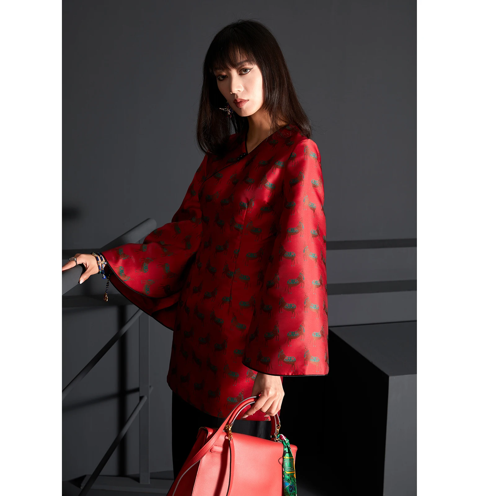 

Оригинальный дизайн: красная юбка-ципао с цветочной вышивкой и рукавами-колокол, в японском стиле, новинка для молодых женщин