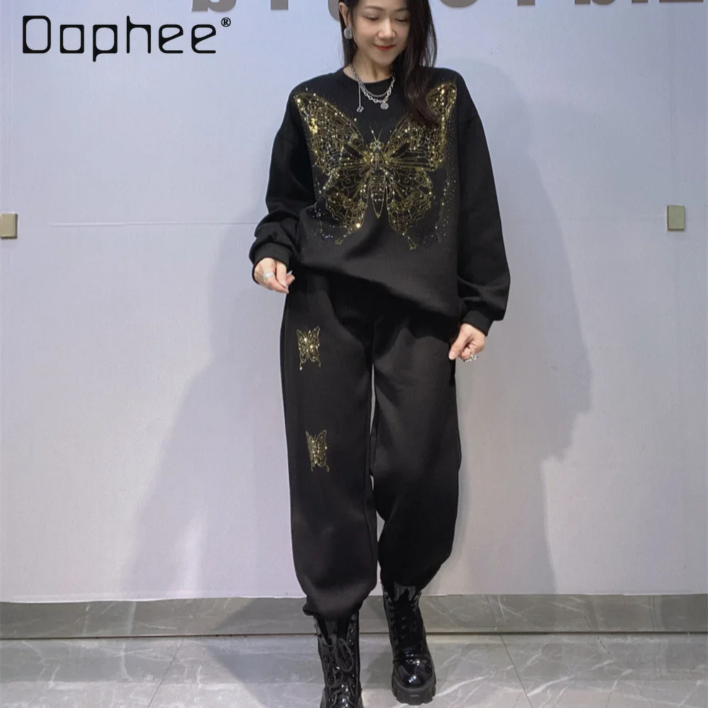 

Женский комплект: свитшот с круглым вырезом и длинными рукавами, свободные брюки-джоггеры, спортивный костюм из двух предметов со стразами