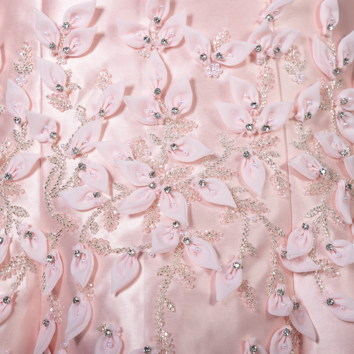 Sharon Said Luxuriöses 3D-Blätter-Abendkleid in Blush Pink aus Satin mit Meerjungfrauen-Cape, Dubai Arabisches Hochzeits- und Abschlussballkleid SS463 Maßanfertigung – Detail 16