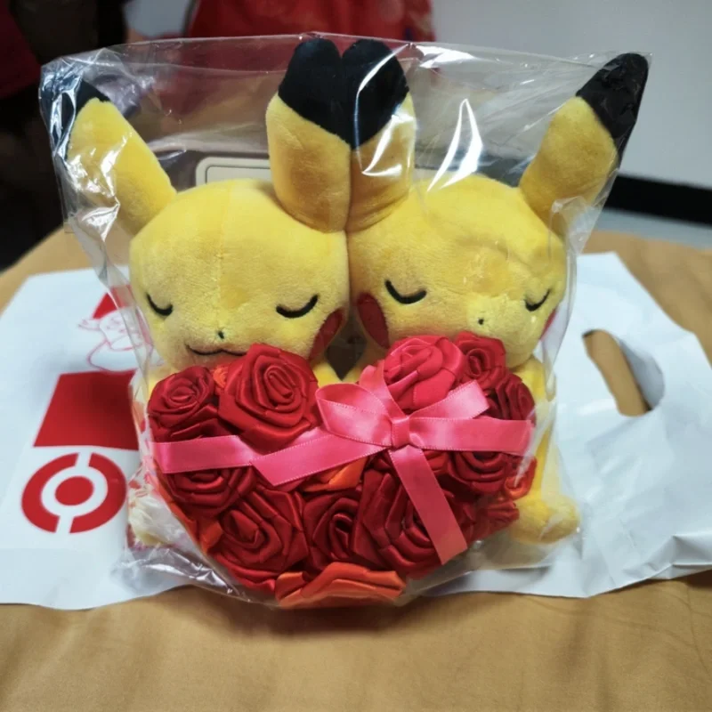 peluche-pokemon-pikachu-paire-de-poupees-avec-bouquet-de-roses-cadeau-romantique-pour-les-amoureux-ideal-pour-la-saint-valentin-ou-un-anniversaire