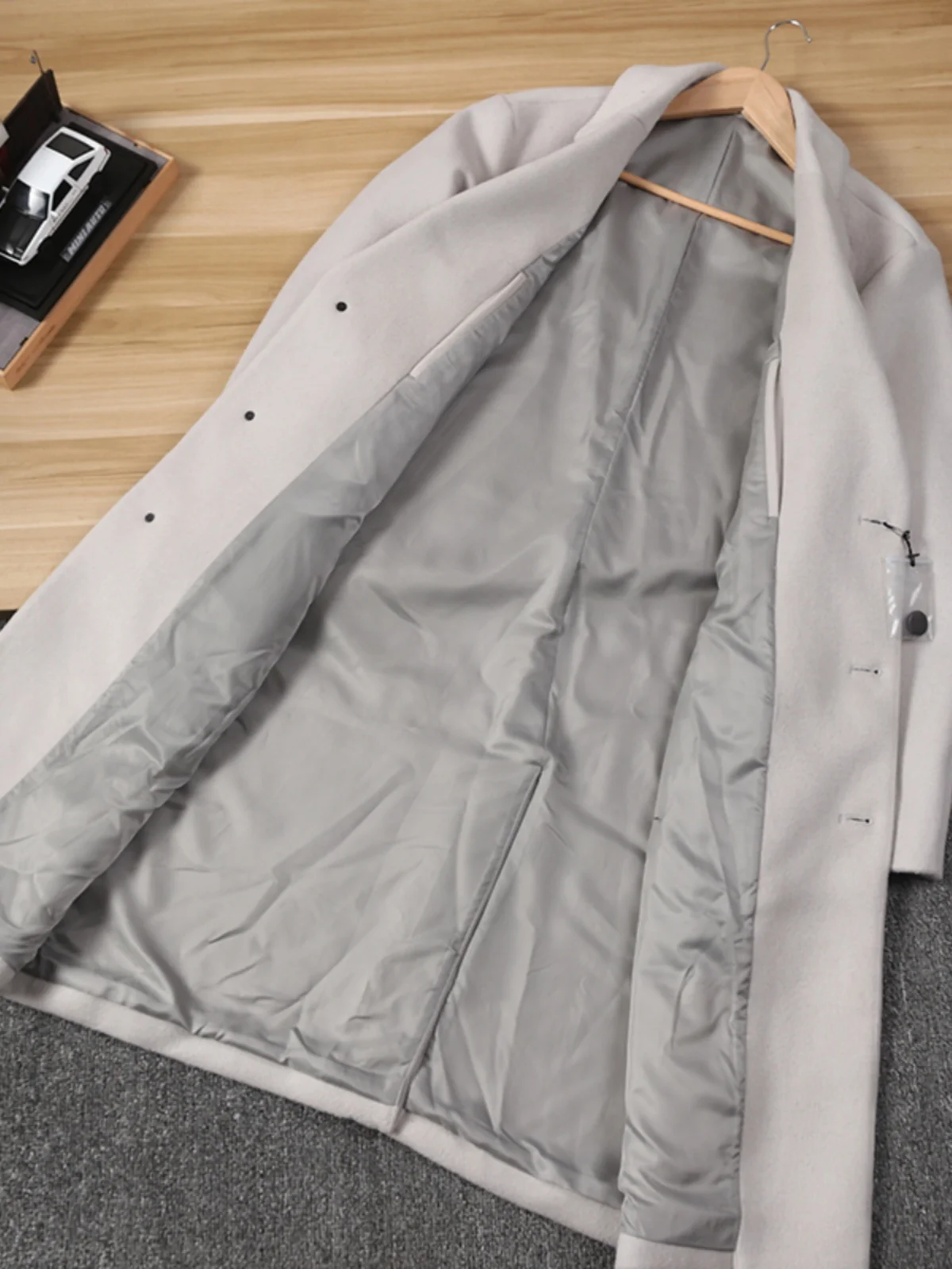 เสื้อโค้ทผู้ชายผ้าวูลผสมคุณภาพสูงสำหรับฤดูหนาว สไตล์คลาสสิกลำลอง ความยาวปานกลาง กระดุมแถวเดียว สไตล์เกาหลี สีพื้นล้วน