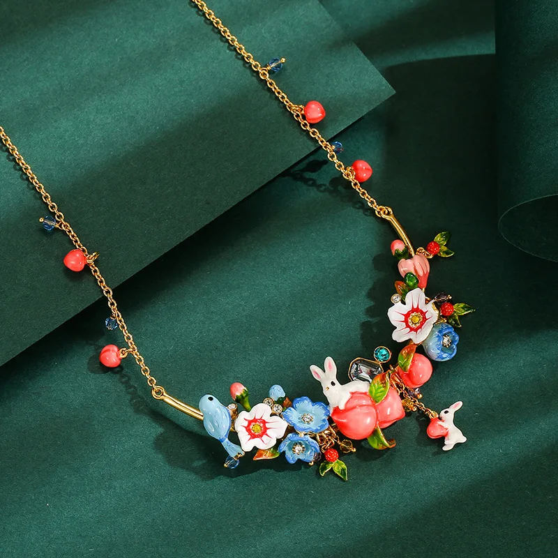 Collier pendentif multi-breloques en biscuits fait à la main, émail rural, glaçure, pêche, lapin, fleur bleue, oiseau bleu, rouge, Harvey