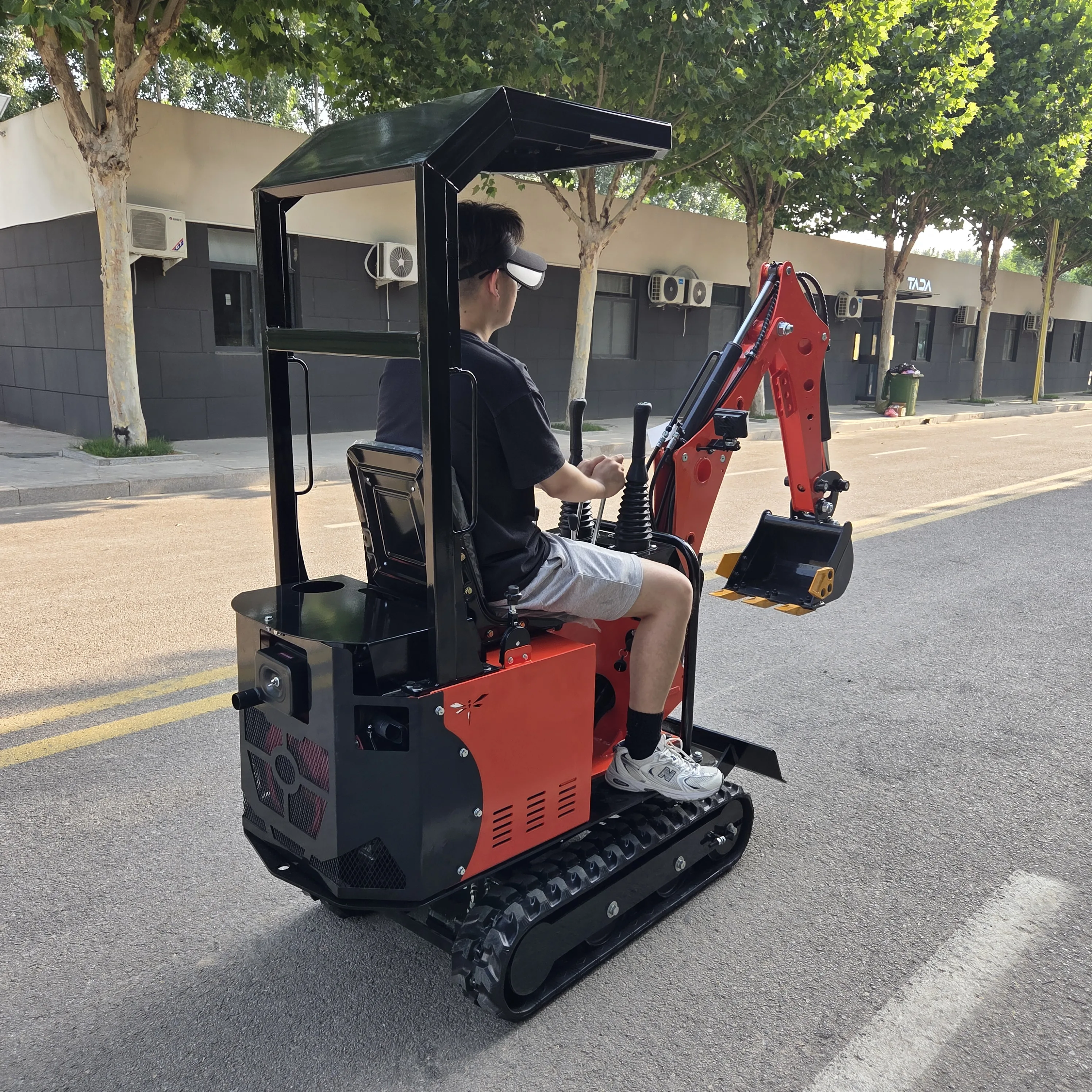 ZNW - 08 Compact Home Mini Excavator, 2.2Km/h Travel Speed, 1300mm Digging Depth for Yard & Small Construction Projects