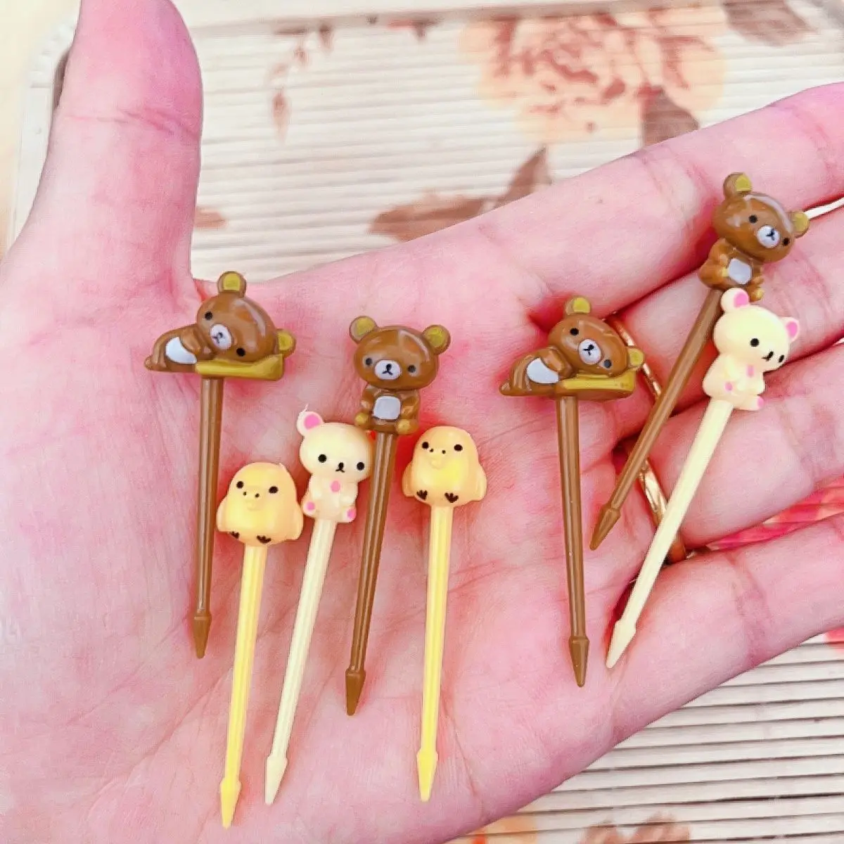 Japan cute R-Rilakkuma Children plastic fruit fork cartoon Japanese and Korean fruit picks 8 pieces bento picks baby cute