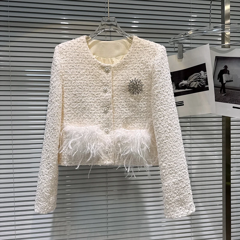 2025 Winter New Small Fragrant Style Coarse Floral Hemp Pearl Button Ostrich Fur Pocket Down Short Style Coat for Women
