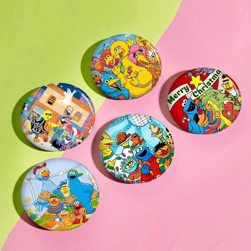 Anime Cartoon S-Sesame S-Streets Creative Pins Funny Faces Round Snap-in Brooch Badge Backpack Hat Accessories Jewelry Gifts