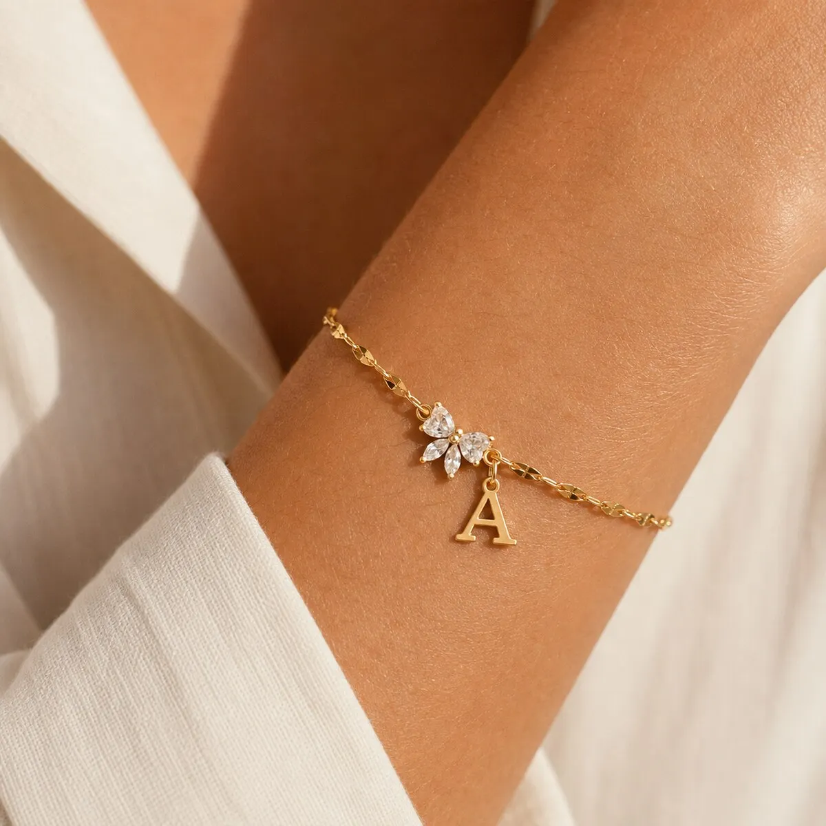 Initial-Charm-Armbänder mit vergoldeten Buchstaben für Damen und Herren mit Schmetterling-Zirkonia und zierlicher Kette – Schmuckkollektion – Detail 1