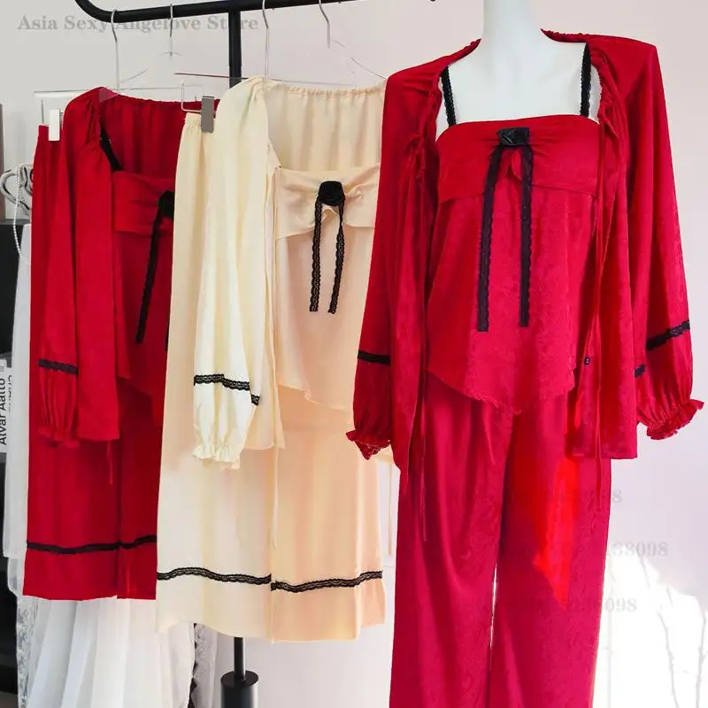 

Красный свадебный пижамный комплект из 3 предметов: шелковистая ночная сорочка, сексуальный топ на бретельках, брюки и кардиган. Новинка весенней коллекции домашней одежды.