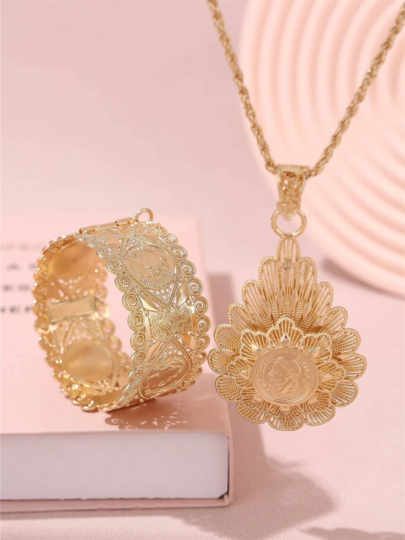 Metal hollowed out brushed pattern human head pendant necklace with bracelet that can be opened for wedding wearing accessories