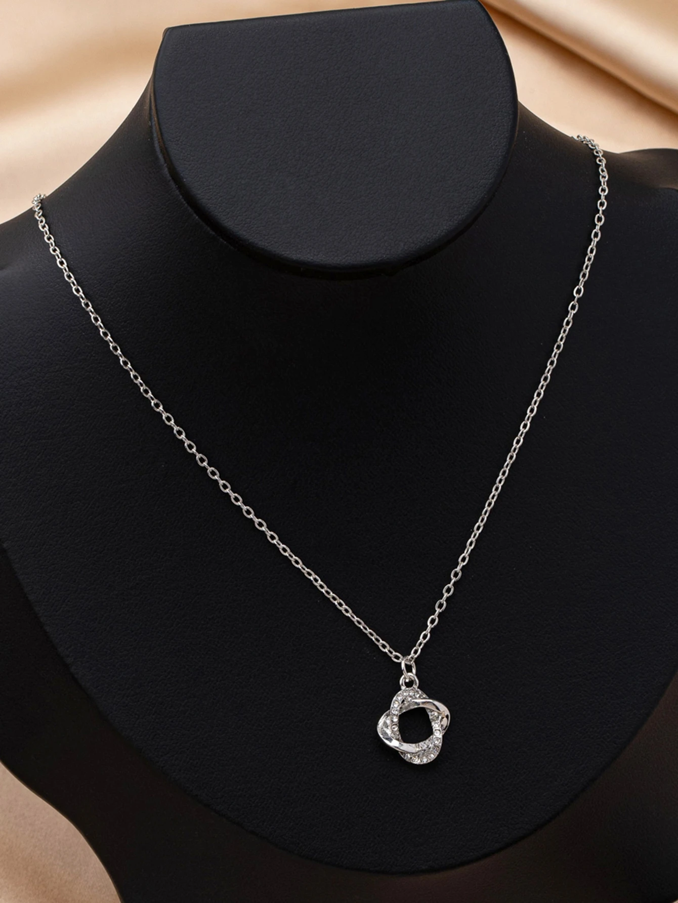 Interwoven Twisted Ring Diamond-Studded Thin Necklace for Women, Simple and Unique Geometric Rhinestone Collarbone Chain in Gold and Silver, Versatile for Daily Wear, Jewelry Gift
