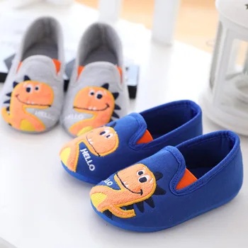 Tenis Herbst Winter Junge Baumwolle Stoff Home Schuh Kind niedlichen Dinosaurier Boden Hausschuhe Kind Anti-Rutsch-Socken Schuh Indoor warme Kinderschuhe