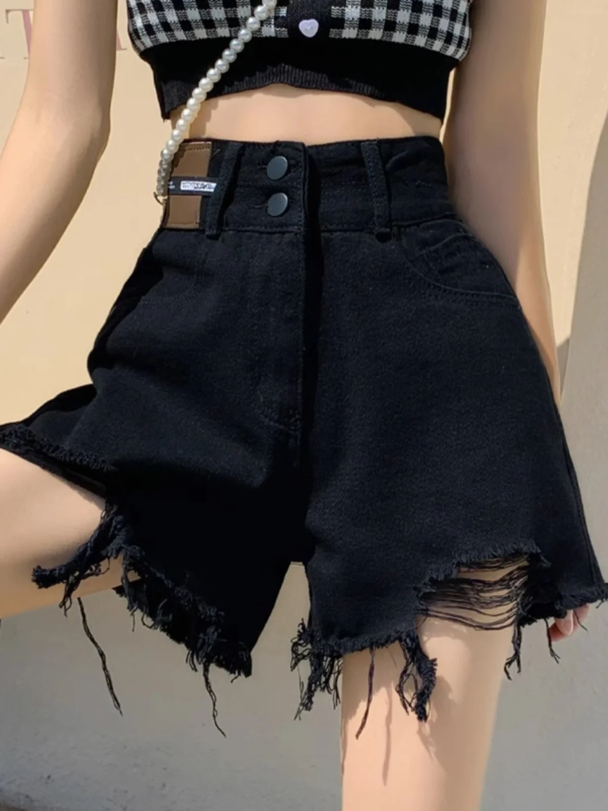 

Джинсовые брюки с высокой талией и широкими штанинами. Женские рваные шорты с высокой талией и потертостями. Летние модные шорты трапециевидной формы с высокой талией.