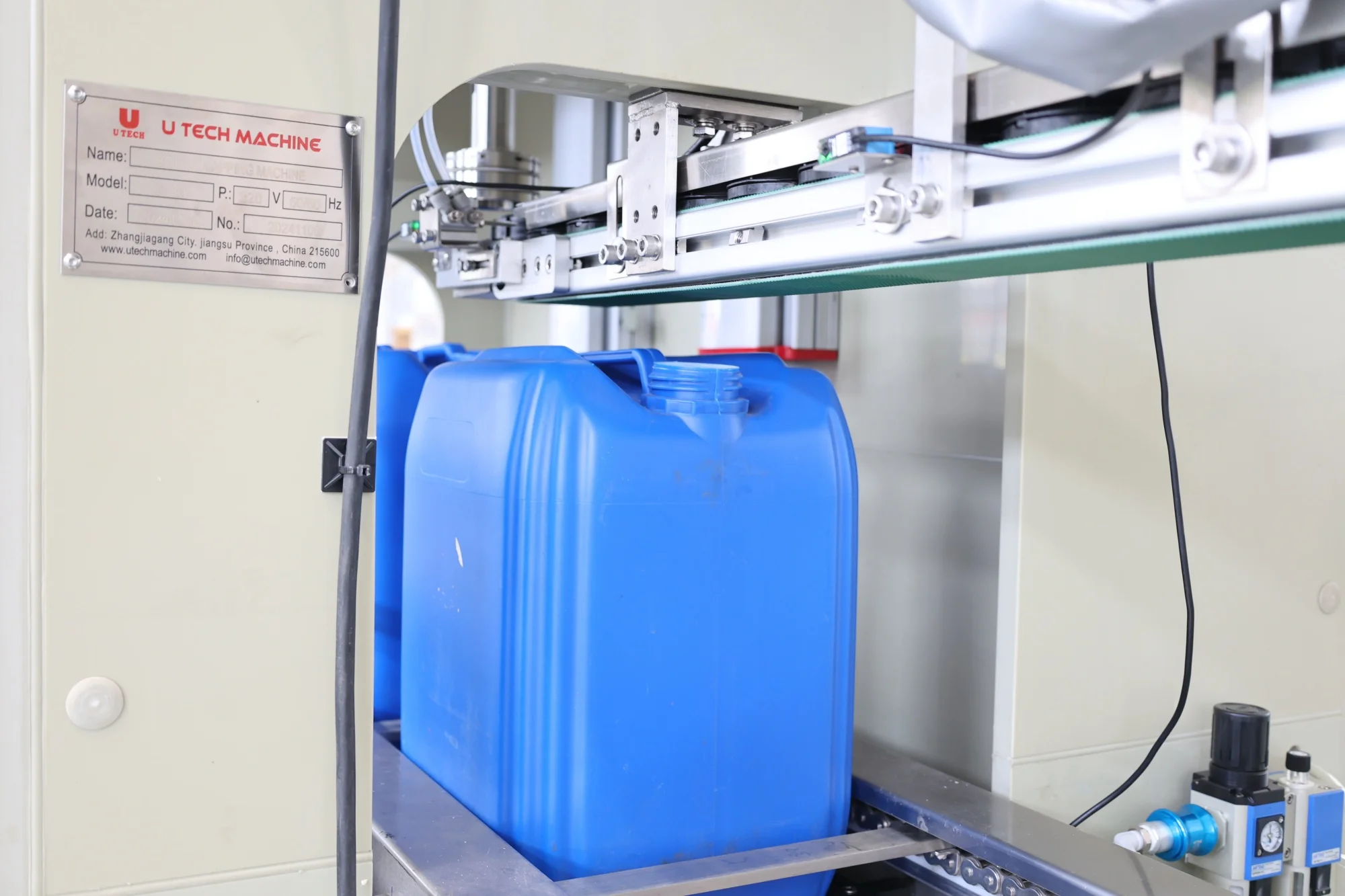 Automatyczna maszyna do napełniania i zamykania płynów o pojemności 20 litrów z pojedynczą głowicą