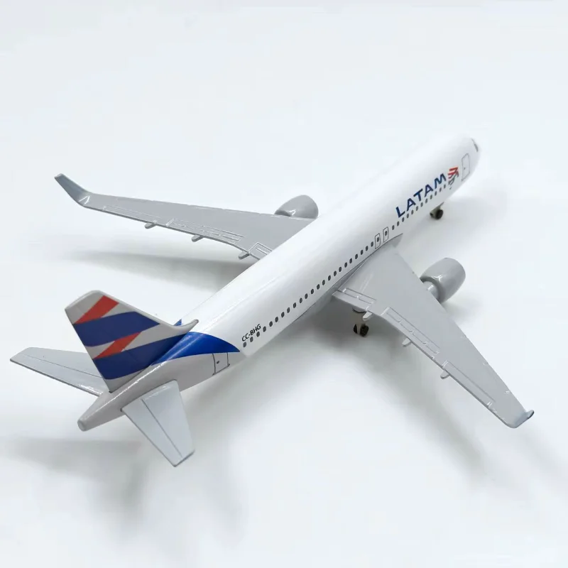 Diecast LATAM Airlines Airbus A320 Painted Alloy Aircraft Model Collectible Toy Gift Souvenir Display Ornament