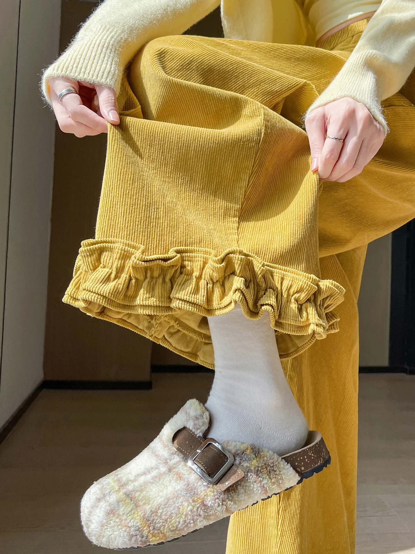 Spodnie sztruksowe damskie w kolorze cytrynowego żółtego, szerokie nogawki, jesienno-zimowe, słodkie, miękkie, z wysokim stanem, codzienne, proste nogawki.