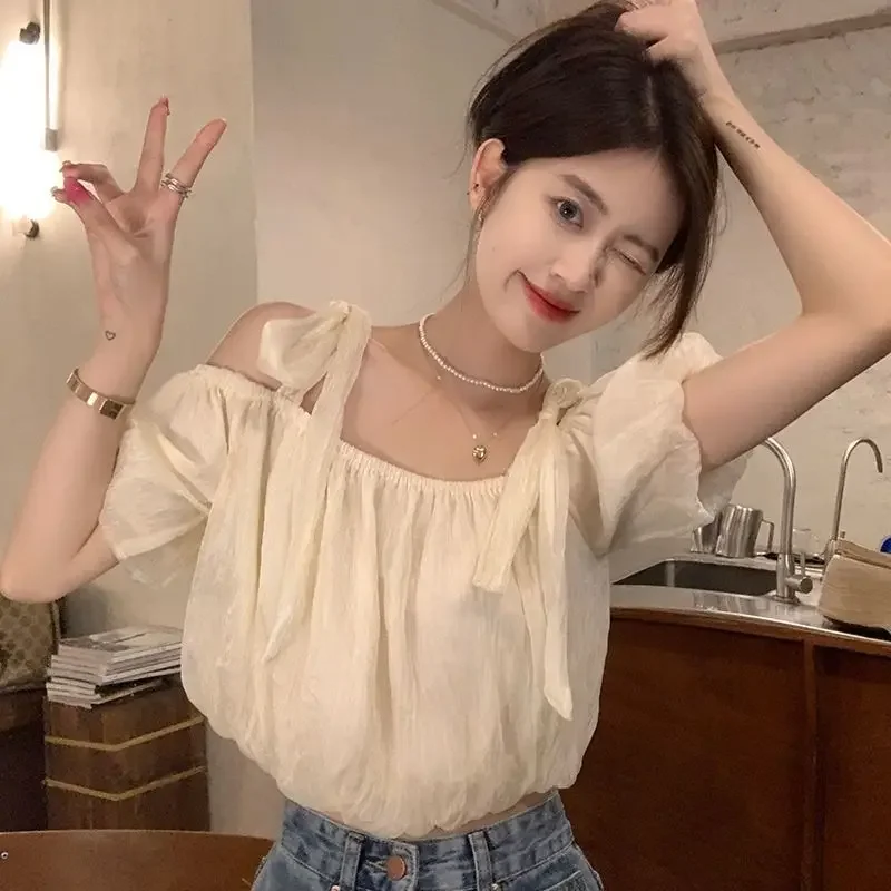 Słodka koszula na jedno ramię z czystym i niszowym designem