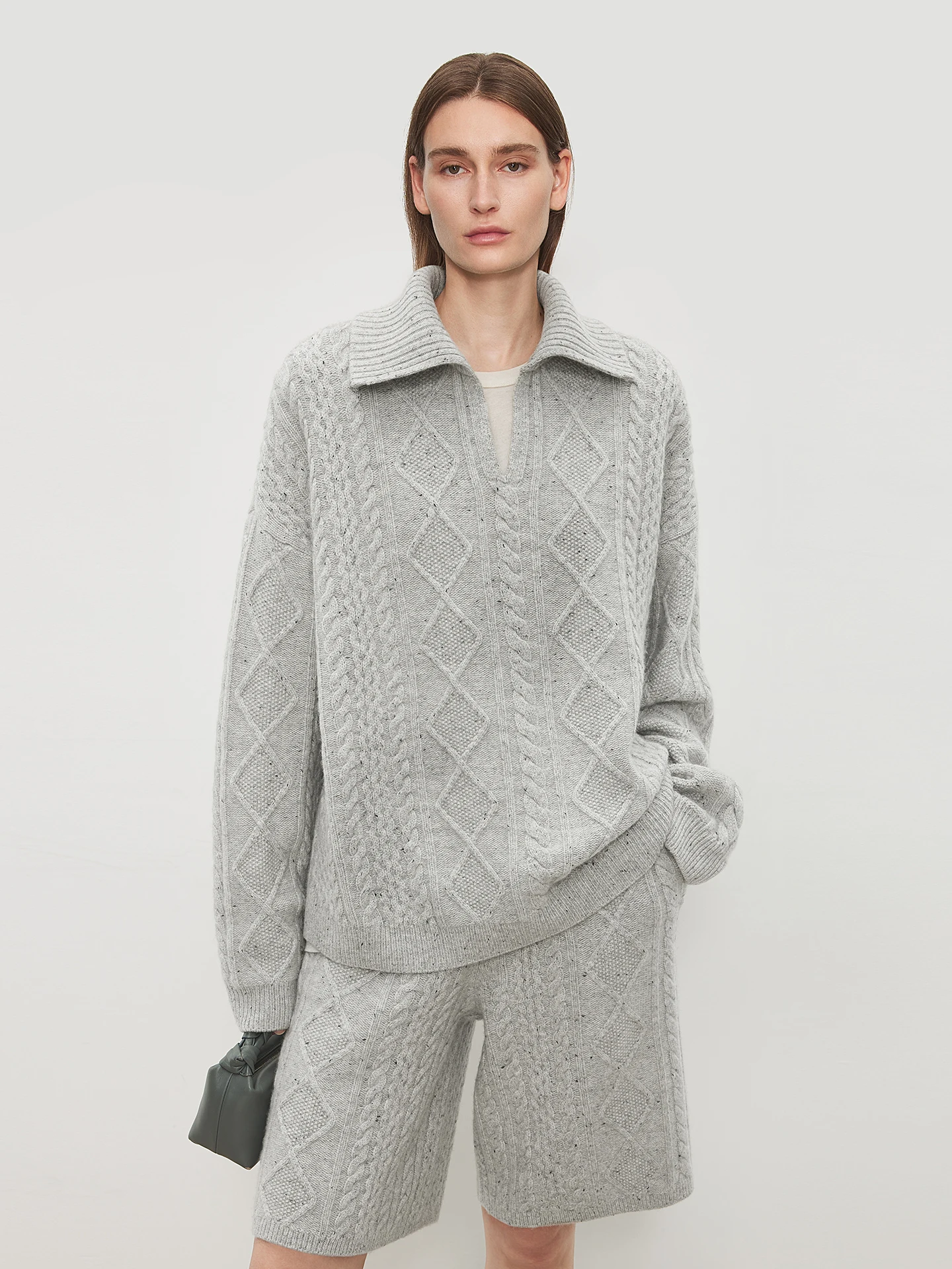 

Шелковый свитер и брюки из серии Snow Dot: вязаные из шерстяной пряжи с узором «косичка», средней мягкости, для повседневной носки