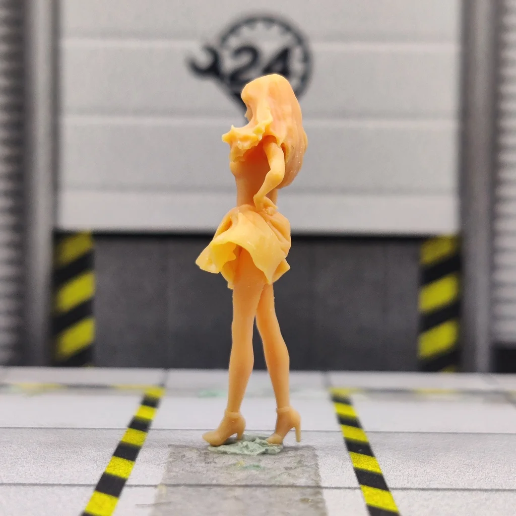 1/64 1/43 Scale Model Resin A Tall Girl with Long Hair Walking In The Wind Uncolored Miniature Diorama Hand-painted T211