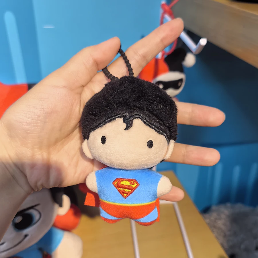 9 cm großer weicher Plüsch-Schlüsselanhänger DC Justice League – Batman Superman Harley Quinn Joker – niedliche Cartoon-Filmpuppen für Halloween und Weihnachten – Detail 6