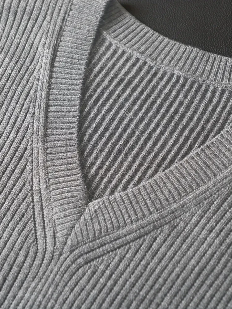 سترة كلاسيكية منسوجة بدون أكمام برقبة على شكل V للرجال موضة خريف وشتاء بسيطة بلون سادة محبوكة قطع علوية للرجال قميص قصير غير رسمي بقصة ضيقة