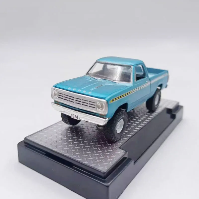 M2 1:64 Scale Pickup Alloy Simulation Car Model Static Collection Decorated Holiday Gifts Toys Souvenir Gift