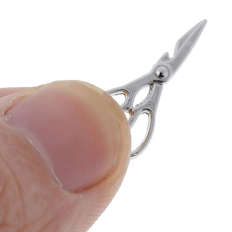 Muebles de costura en miniatura para casa de muñecas, tijeras plateadas, Mini tijeras de corte de pelo, modelo de casa de muñecas, accesorios de decoración de escena, 1 ud.