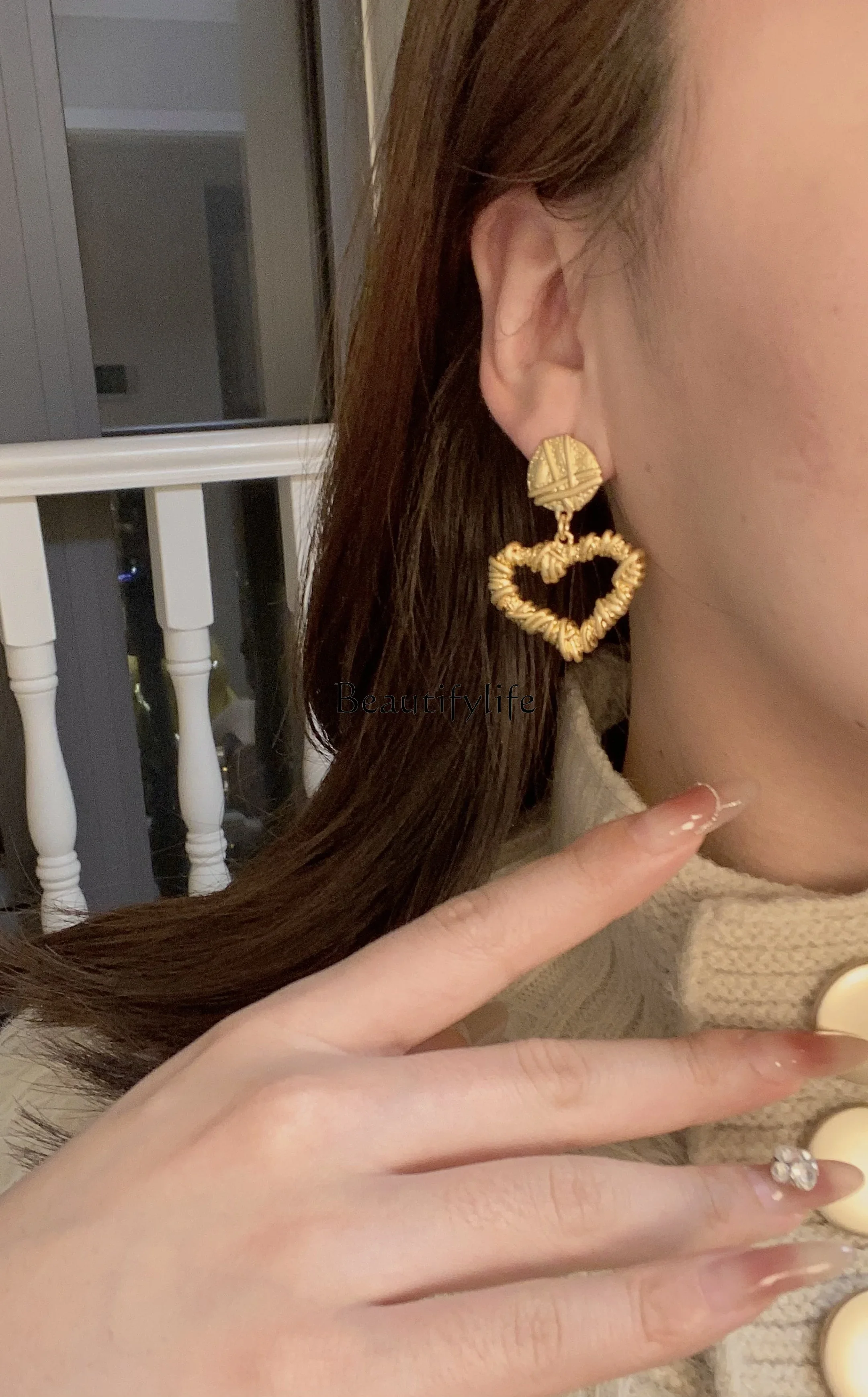 Mid-Ancient Relief Love Heart Earrings Retro Three-Dimensional Love Shape Earrings