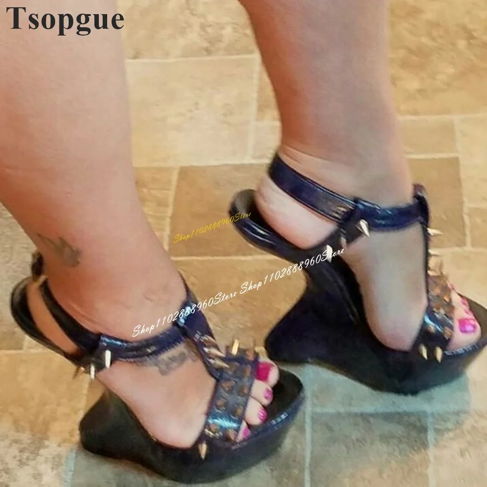 Sandalias decorativas con remaches de plataforma Para mujer, Zapatos de tacón de estilo extraño con correa en T, hebilla en el tobillo, Punta abierta, color negro, 2024