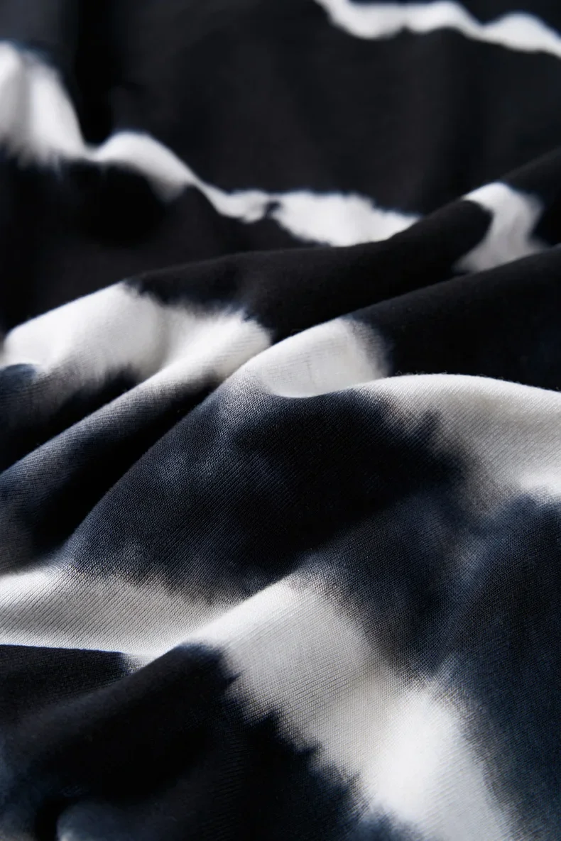 Herren Langarm-T-Shirt aus Merinowolle in Schwarz-Weiß mit Batikmuster – Weich & Dehnbar für Outdoor-Aktivitäten wie Wandern & Laufen – Detail 19