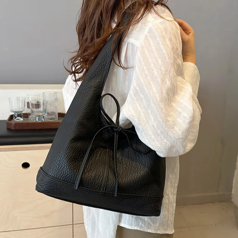 

Fashion PU Leather Tote Bucket Bag For Women 2024 Winter New Tend Female Simple Underarm Shoulder Hobo Bag Handbags And Purses