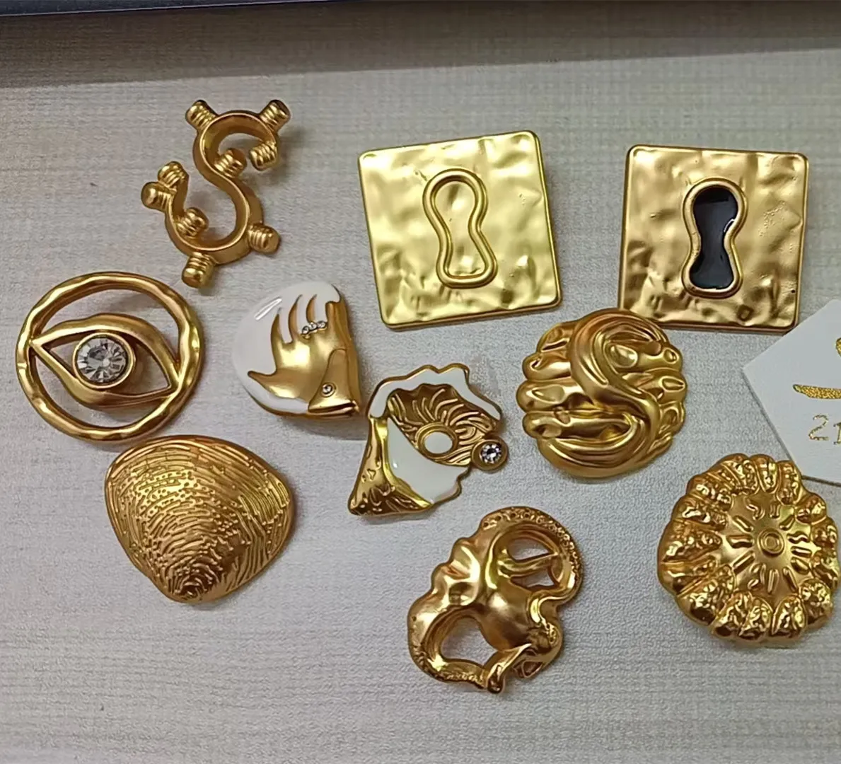 

Can be Mixed 10 pcs Big Size New eyes shape gold sewing button for luxurious cashmere coat,sweater clothes