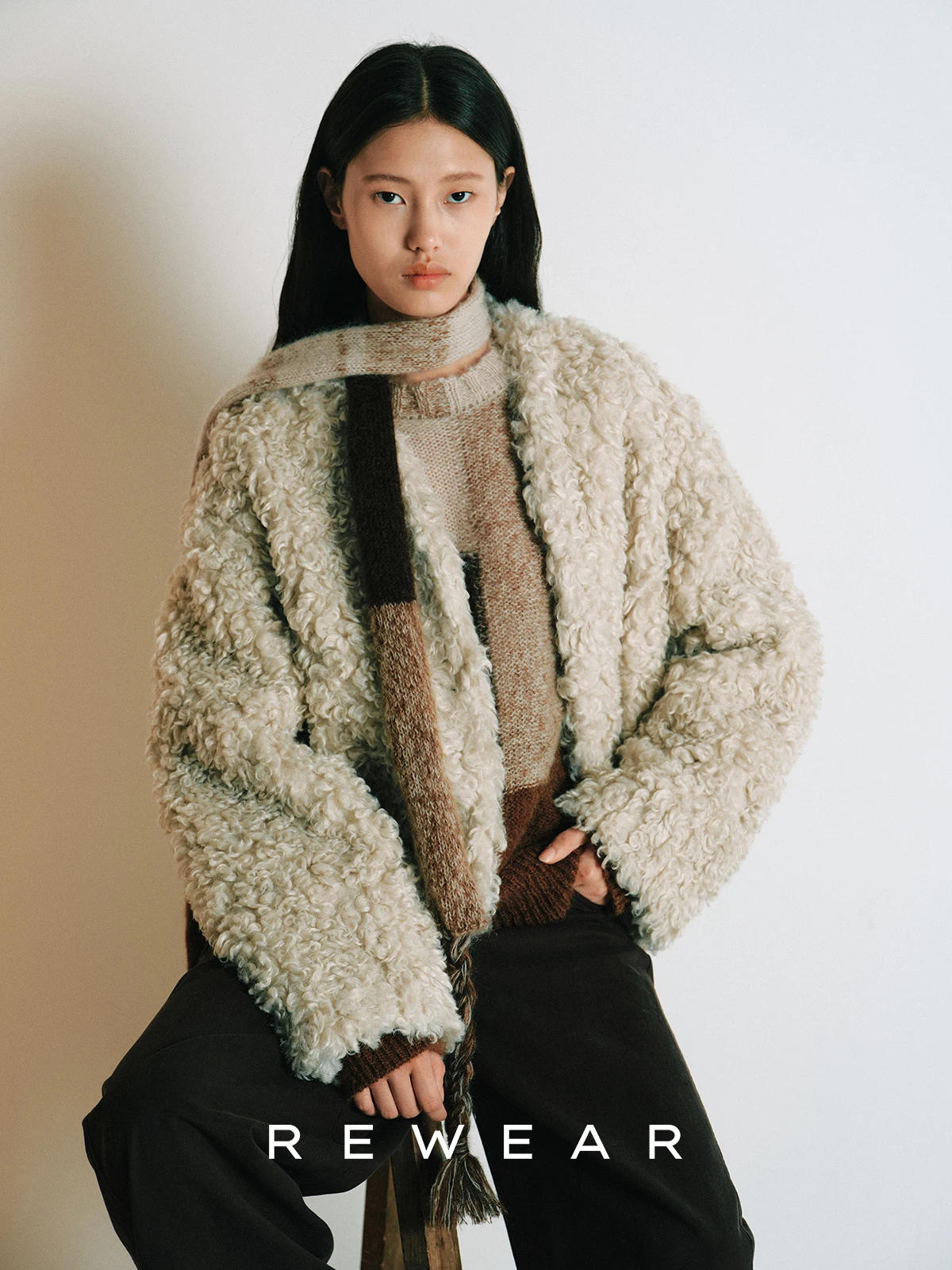 

Экологичная женская куртка REWEAR из искусственного меха ягненка с V-образным вырезом, свободного кроя, теплая, простая, в китайском стиле, Зима 2025